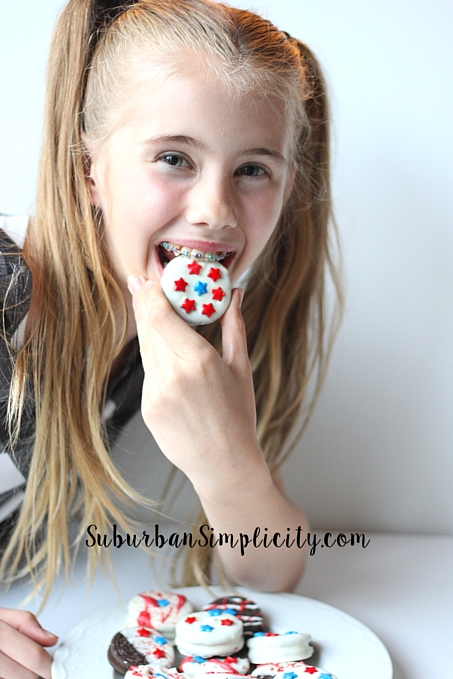 Looking for an easy red, white and blue treat for your Memorial Day or 4th of July BBQ, picnic or potluck? Then you have to try these chocolate dipped Patriotic Oreos! Pretty and delicious!