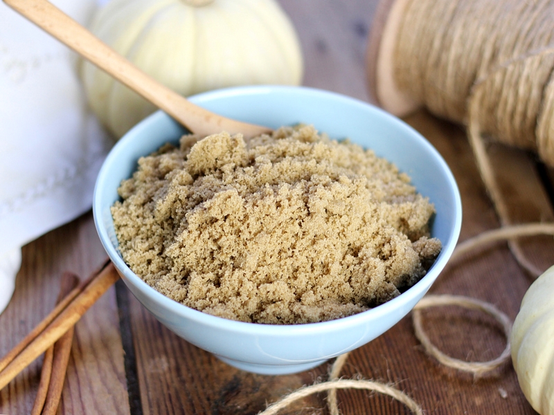 This easy Pumpkin Spice Sugar Scrub is a must make DIY! Not only does it smell amazing, it smooths and exfoliates your skin for pennies. | DIY Body Scrub | Homemade Gift Idea