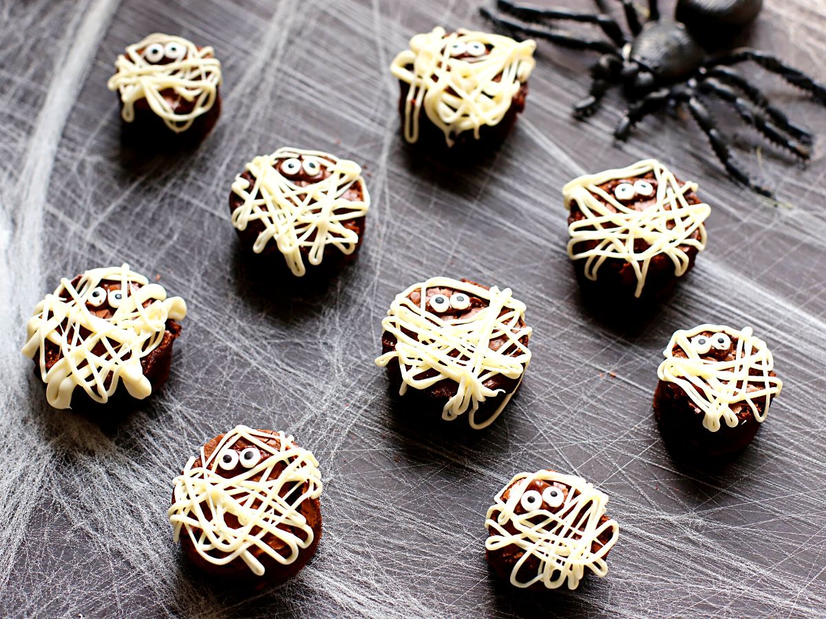 Round Brownie mummies for Halloween.