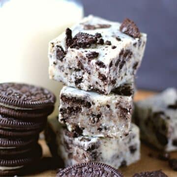 Stacked Oreo Fudge with Oreo cookies next to it.