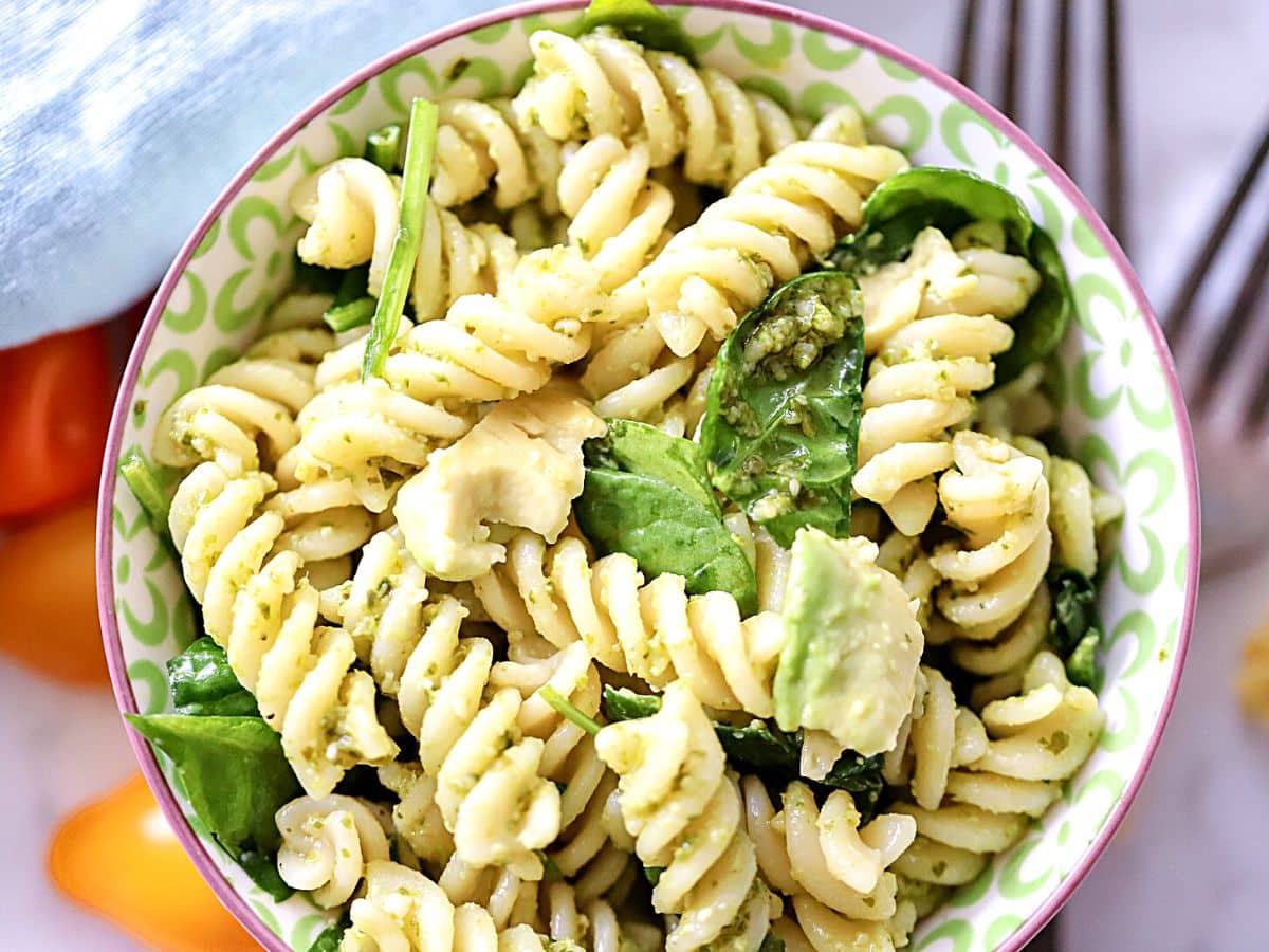 Pesto pasta with vegetables ina bowl.