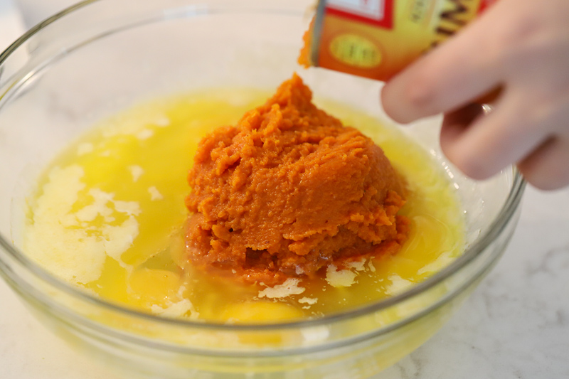 Wet ingredients for pumpkin muffins