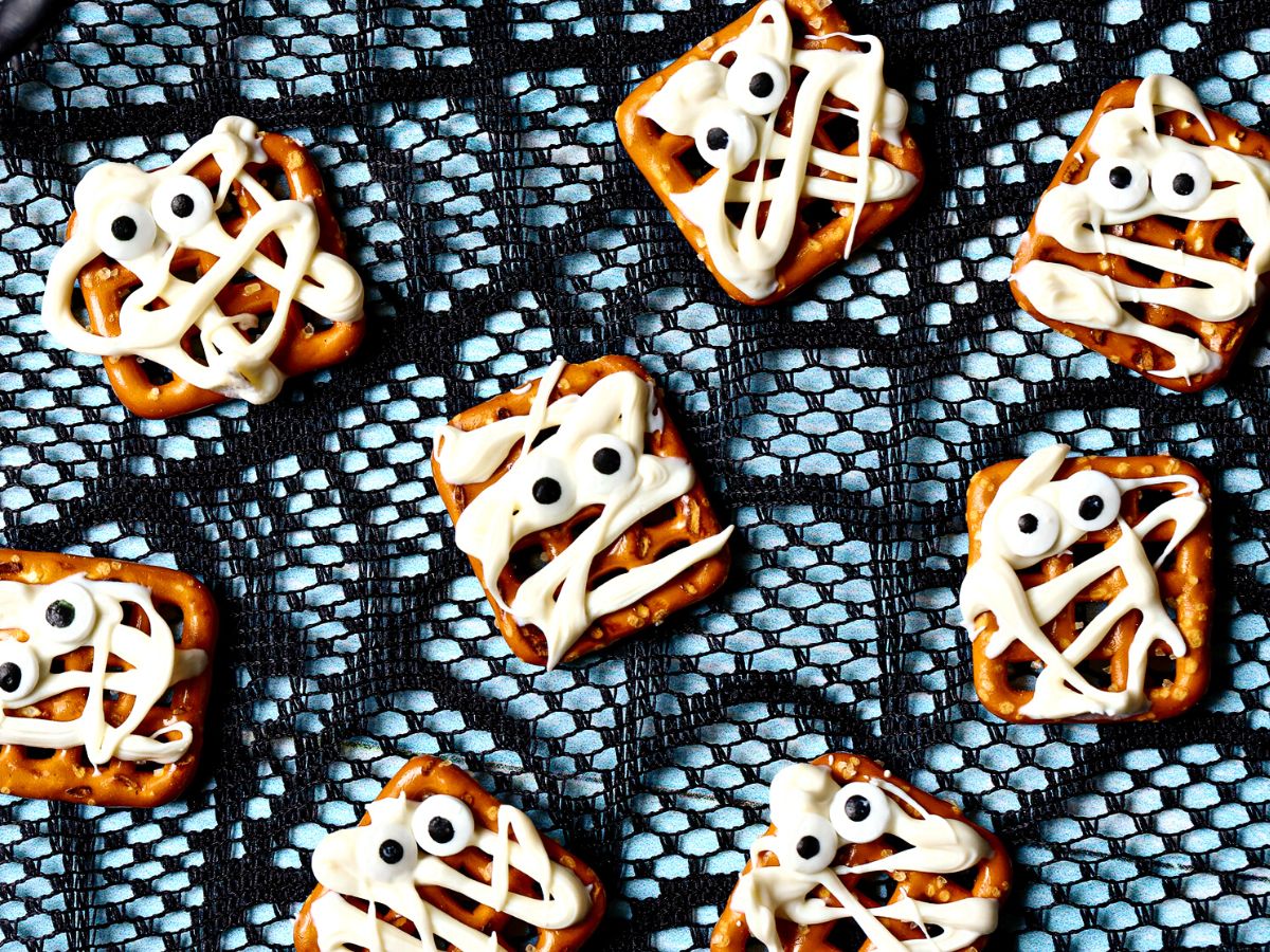 A cute halloween pretzel treat.