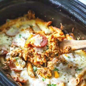 Slow cooker pizza casserole with pepperoni.