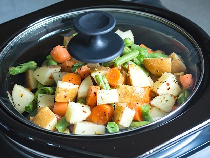 crock pot with the lid on