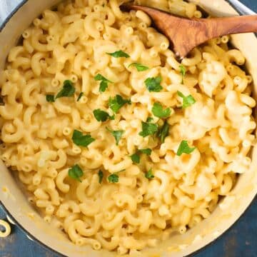 Mac and cheese with cauliflower in a pot.