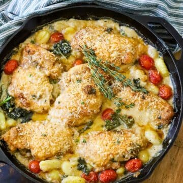 Pan filled with creamy chicken and gnocchi.