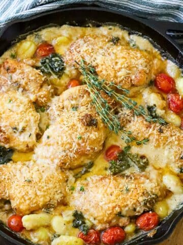 Pan filled with creamy chicken and gnocchi.